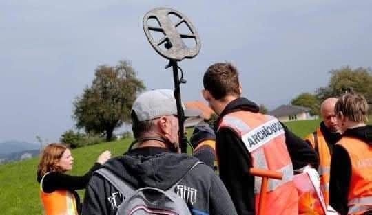 Intercambio entre detectoristas y el arqueólogo cantonal de Turgovia sobre el terreno