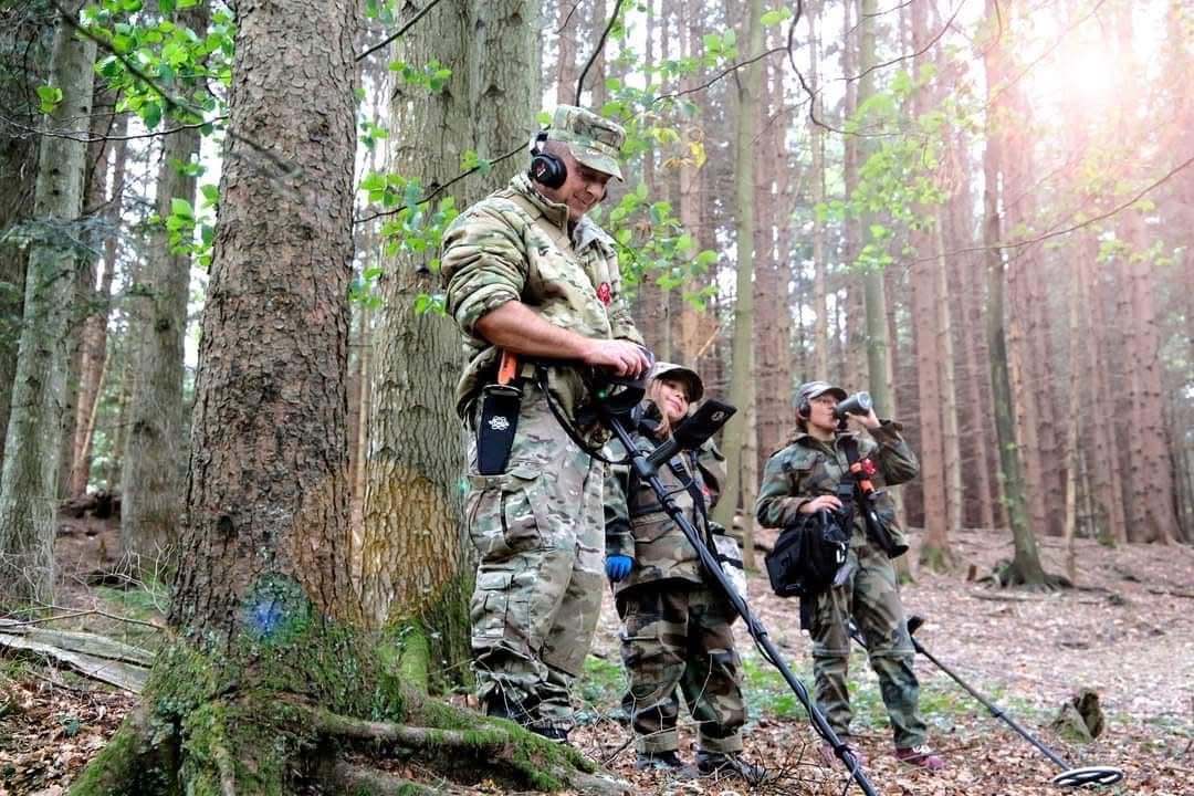 Detectoristas en el bosque durante la prospección de Wilen bei Wil