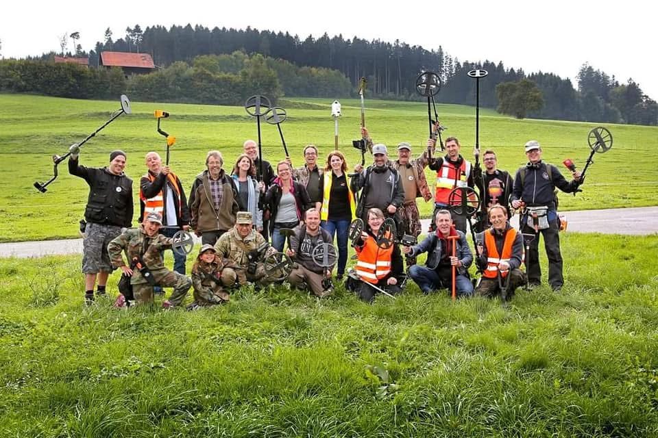 Detectoristas reunidos con los representantes arqueológicos y municipales de Wilen bei Wil